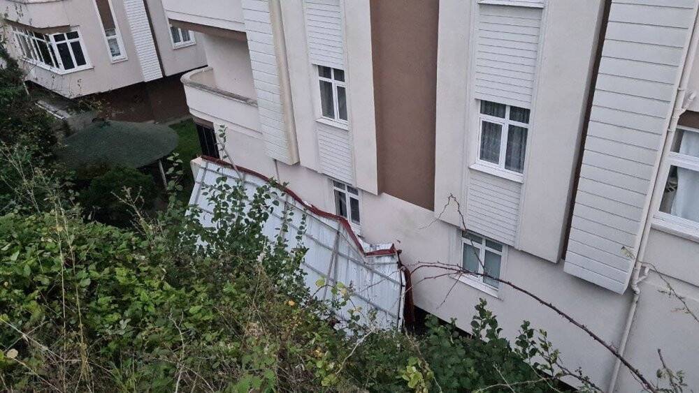 Şiddetli fırtına çatıyı uçurdu, dehşet anları amatör kamerada