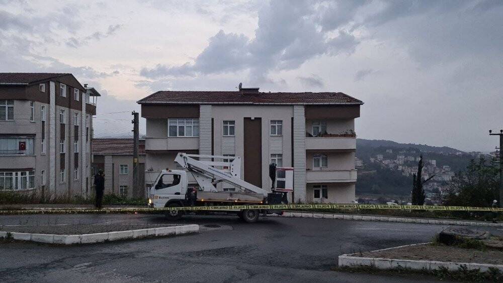 Şiddetli fırtına çatıyı uçurdu, dehşet anları amatör kamerada