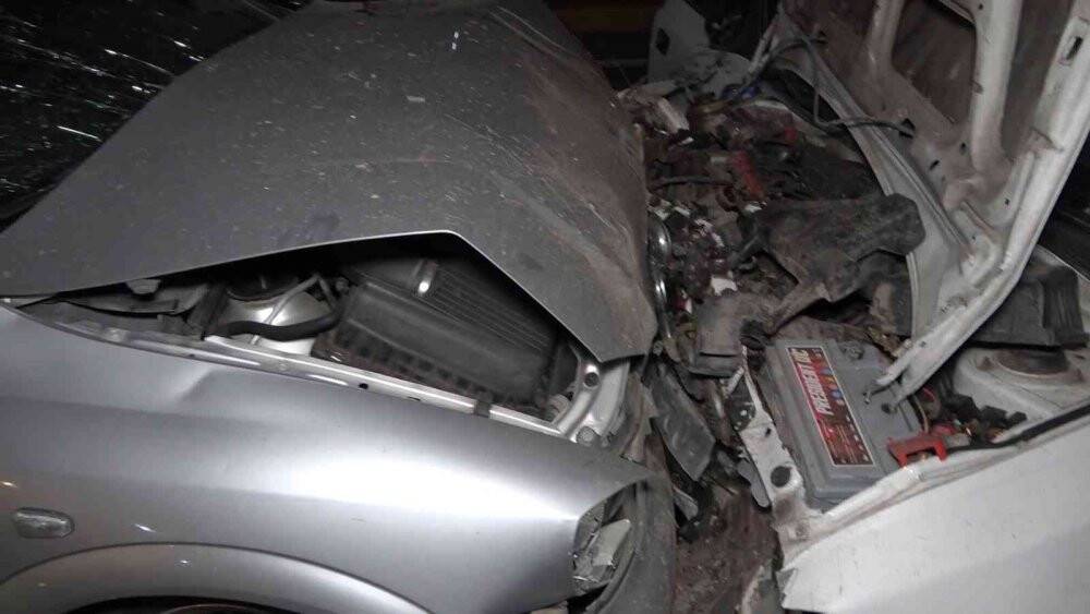Trafikte korku dolu anlar, bir anda araç üzerlerine uçtu: 3’ü ağır 4 yaralı