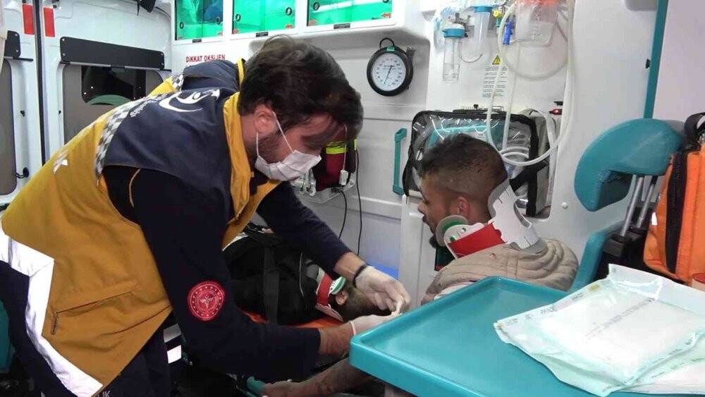 Trafikte korku dolu anlar, bir anda araç üzerlerine uçtu: 3’ü ağır 4 yaralı