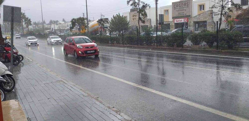 Yağmur bir anda bastırdı sokaklar göle döndü kazalar ardı ardına geldi