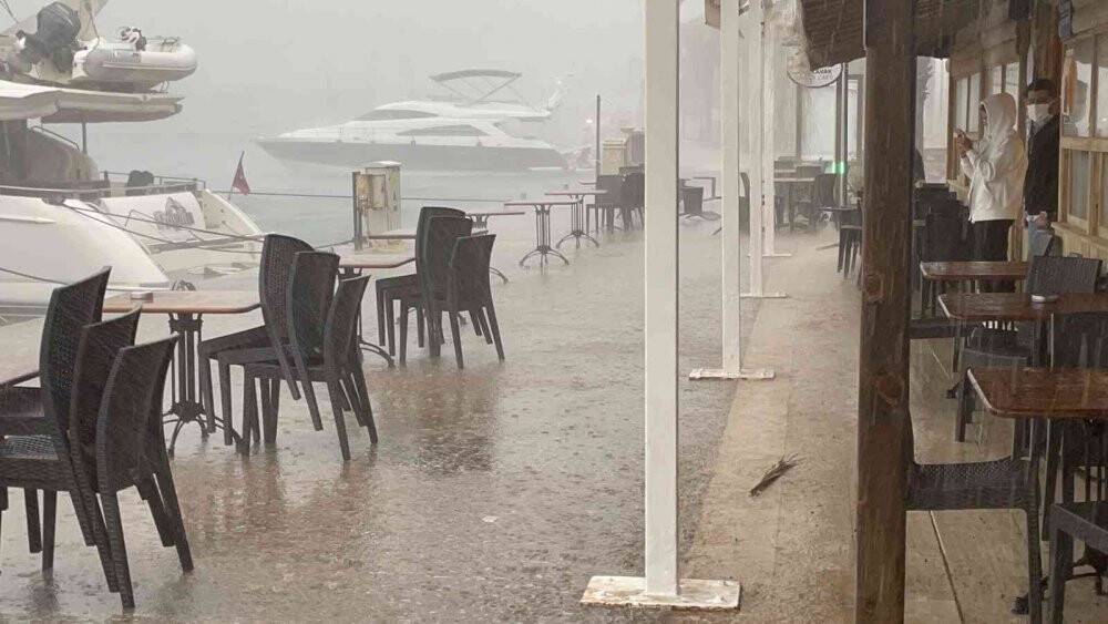 Yağmur bir anda bastırdı sokaklar göle döndü kazalar ardı ardına geldi