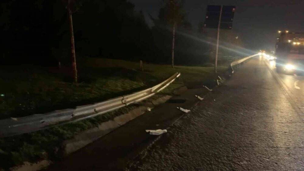 Kartal’da otomobil bariyerlere saplandı