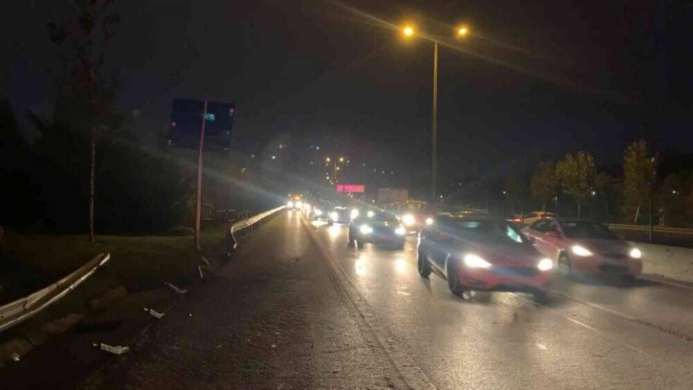 Kartal’da otomobil bariyerlere saplandı
