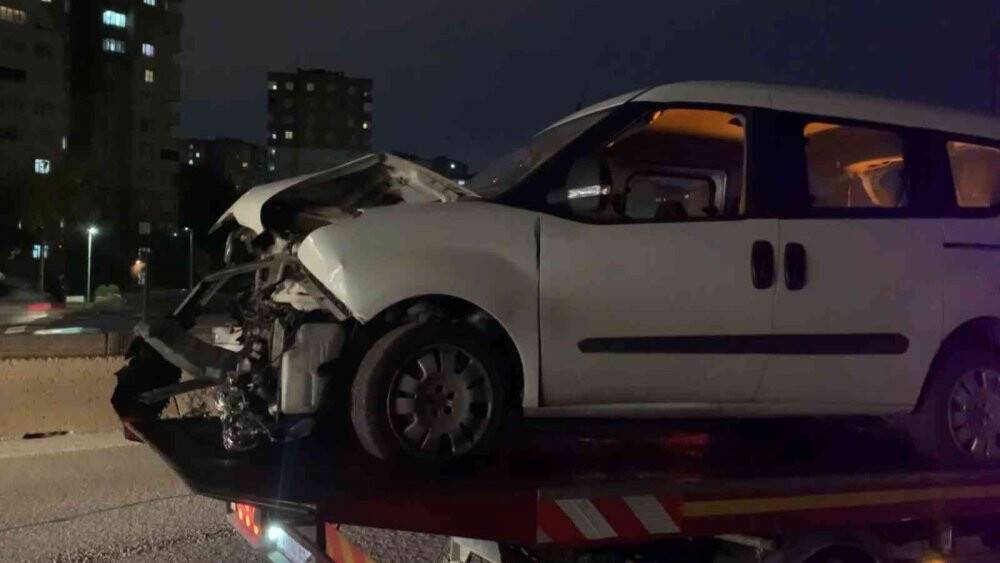 Kartal’da otomobil bariyerlere saplandı
