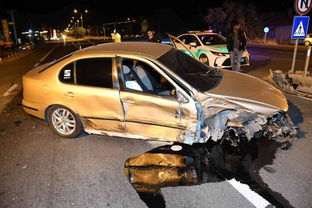 Otomobillerin hurdaya döndüğü kazada 3 kişi yaralandı