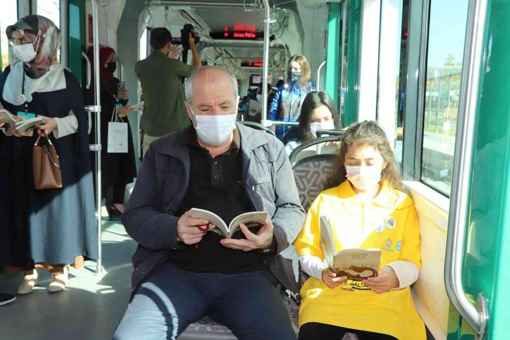 Bilgehane öğrencilerinden tramvaydaki yolculara kitap