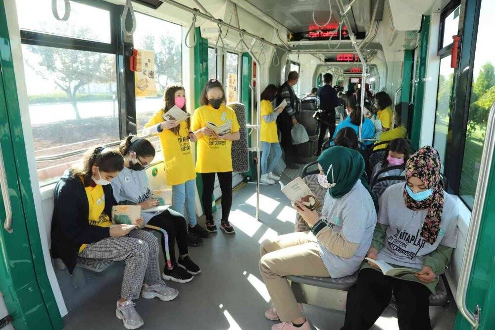 Bilgehane öğrencilerinden tramvaydaki yolculara kitap