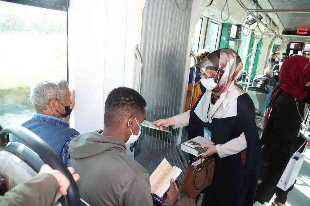 Bilgehane öğrencilerinden tramvaydaki yolculara kitap