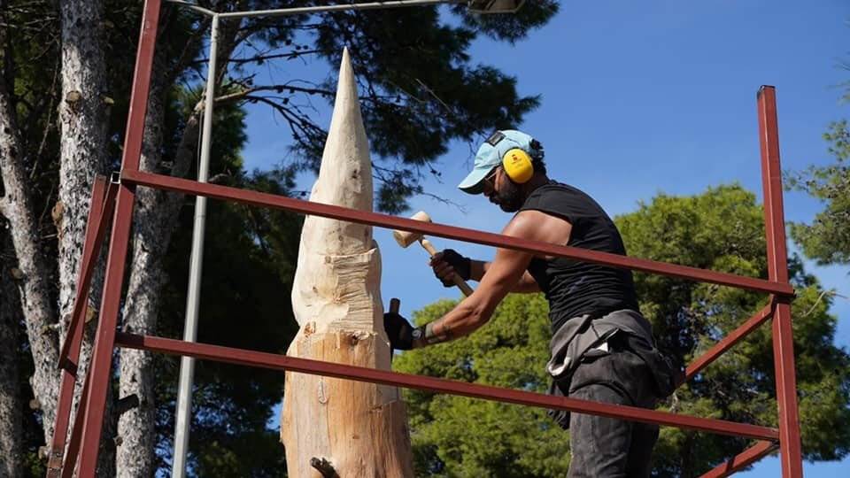 Çeşme’de ömrünü tamamlamış ağaçlar sanat eserine dönüşüyor