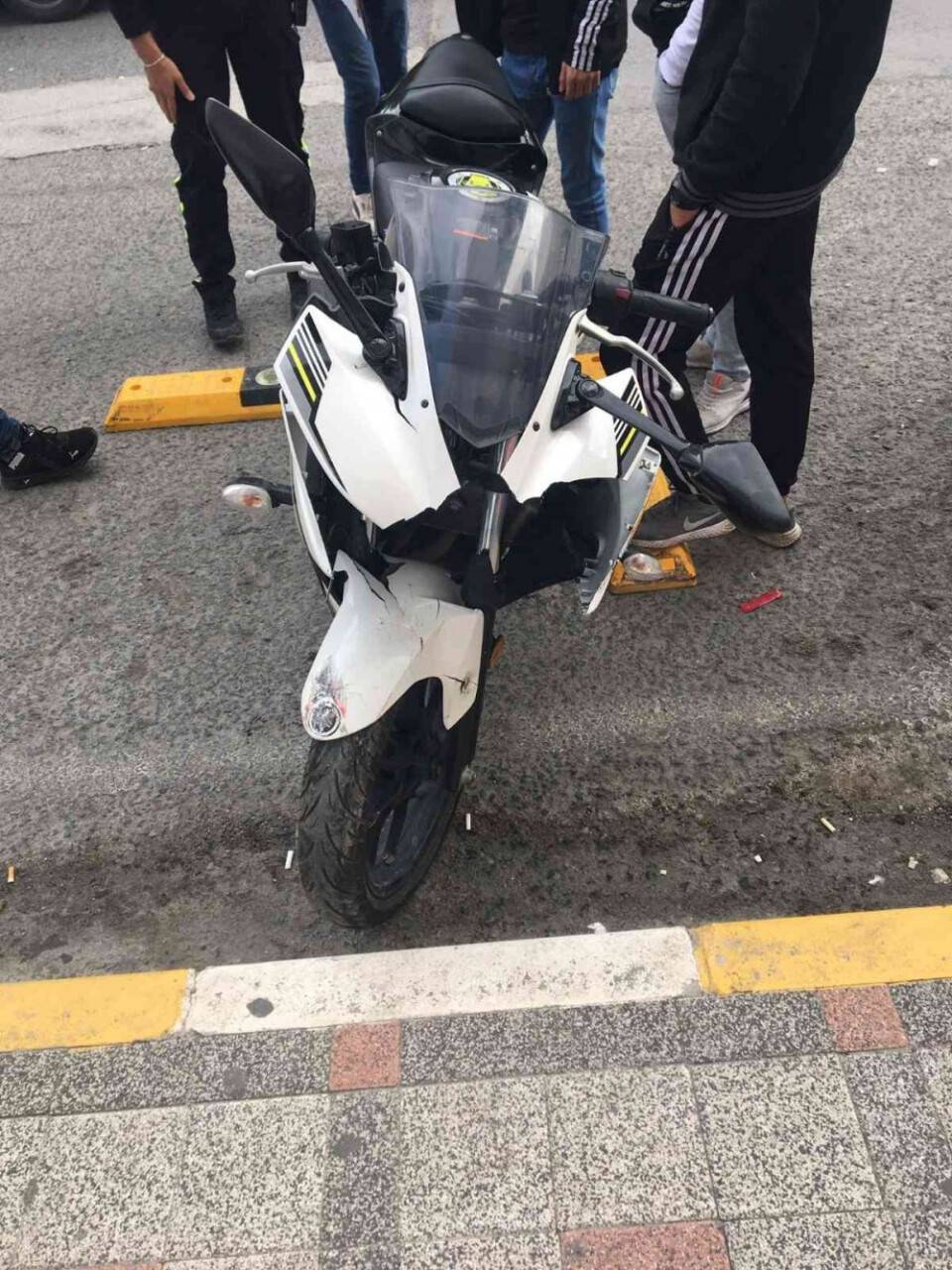 Otomobil ile motosikletin çarpışma anı güvenlik kameralarında