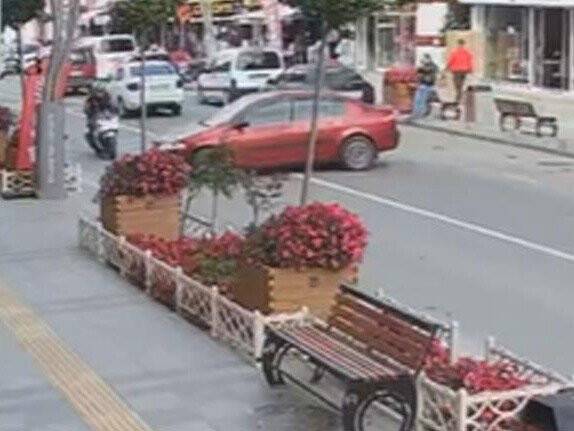 Otomobil ile motosikletin çarpışma anı güvenlik kameralarında