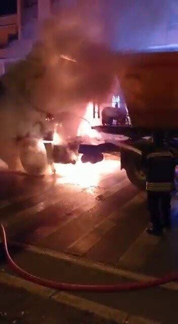 Alev topuna dönen çekiciyi itfaiye söndürdü