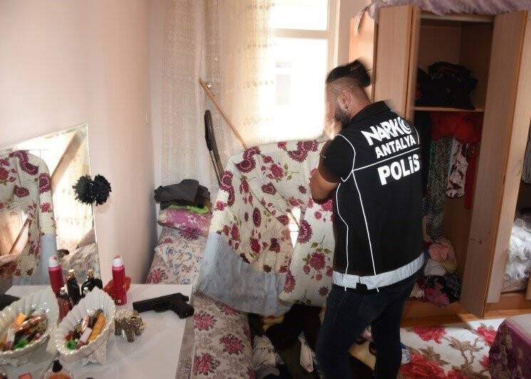 Antalya’da uyuşturucu tacirlerine özel harekatlı baskın: 16 gözaltı