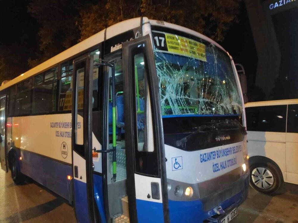 Halk otobüsü belediye otobüsüne çarptı: 9 yaralı