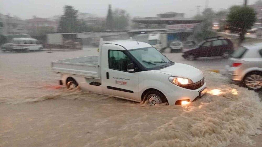 İzmir’i sağanak vurdu: Urla’da sokaklar göle döndü