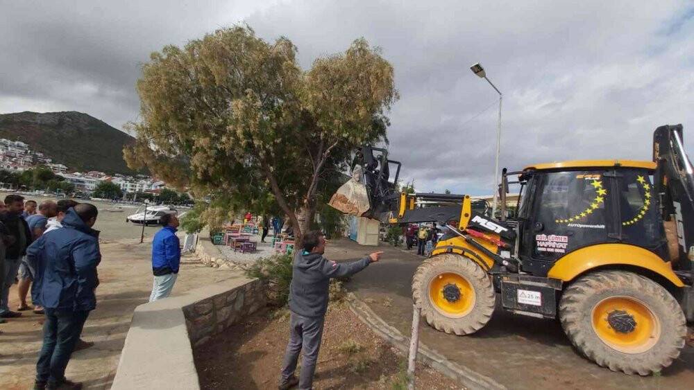Olumsuz hava koşulları nedeniyle Datça’da batan tekne kurtarılamadı