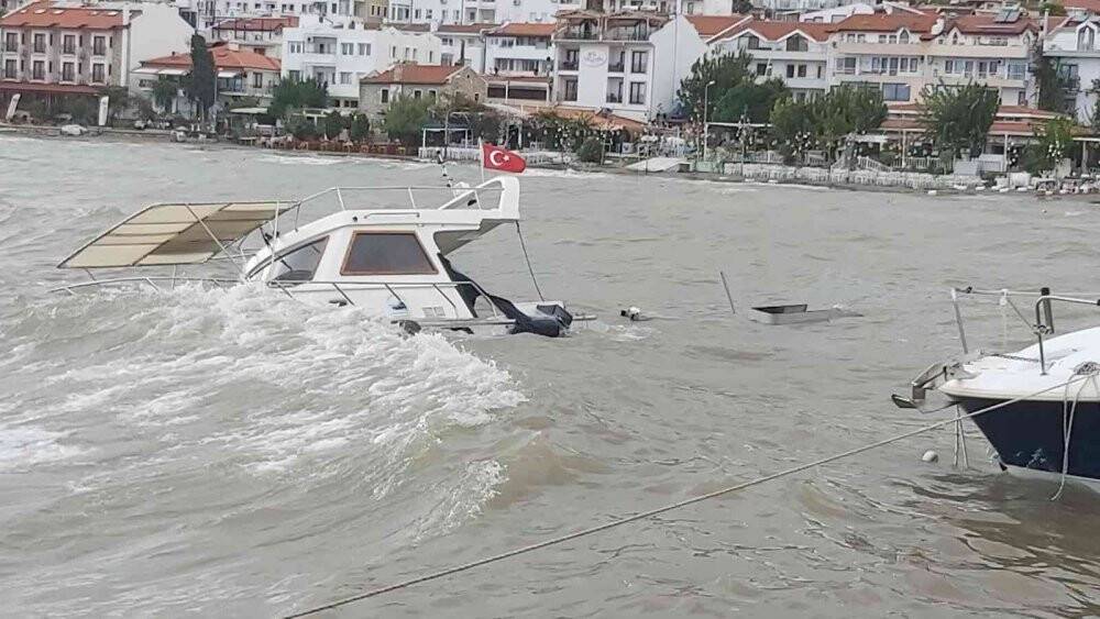 Olumsuz hava koşulları nedeniyle Datça’da batan tekne kurtarılamadı