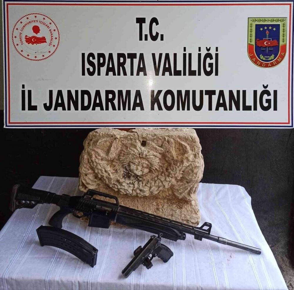 Sit alanında kaçak kazı yapan 8 kişi suçüstü yakalandı