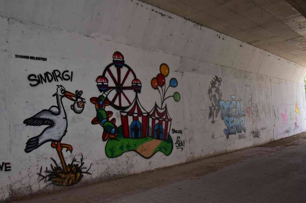 Sokaklar grafiti sanatı ile renkleniyor