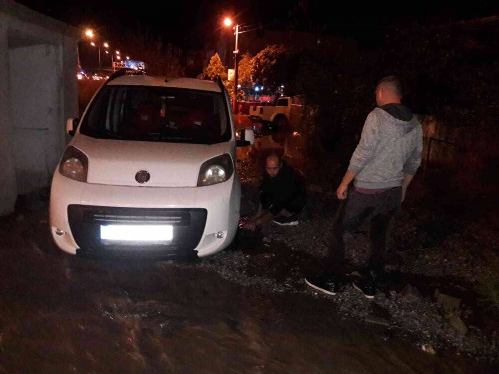 Söke’de sağnak yağmur sonrası sel meydana geldi