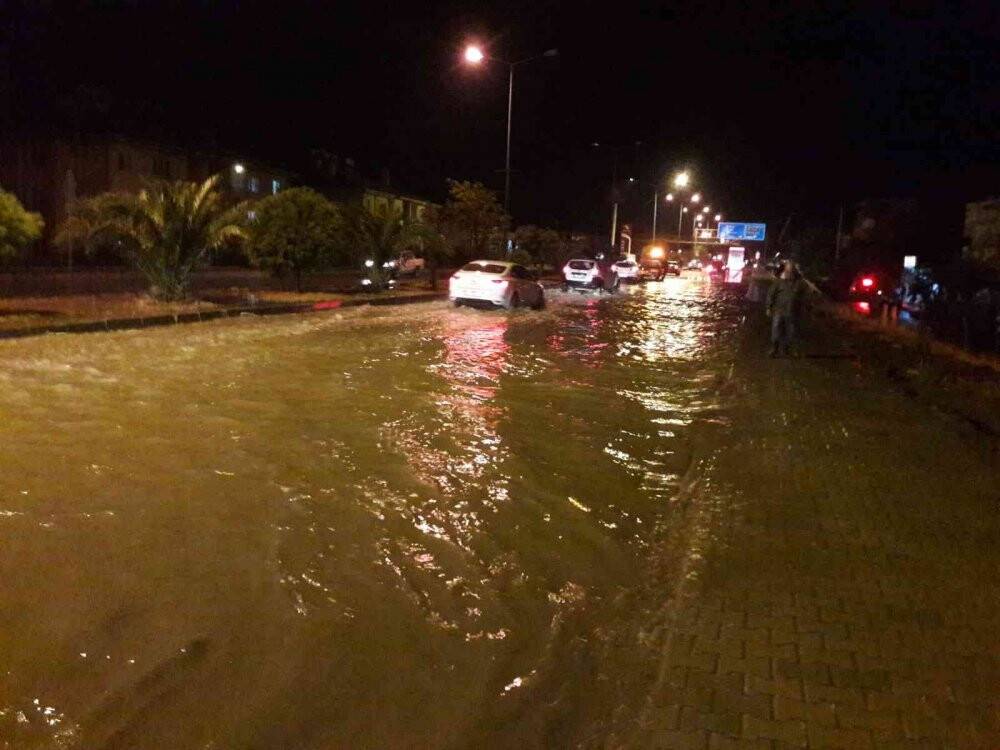 Söke’de sağnak yağmur sonrası sel meydana geldi