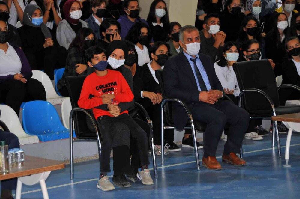 Vefat eden öğretmenin ismi spor salonunda yaşatılacak