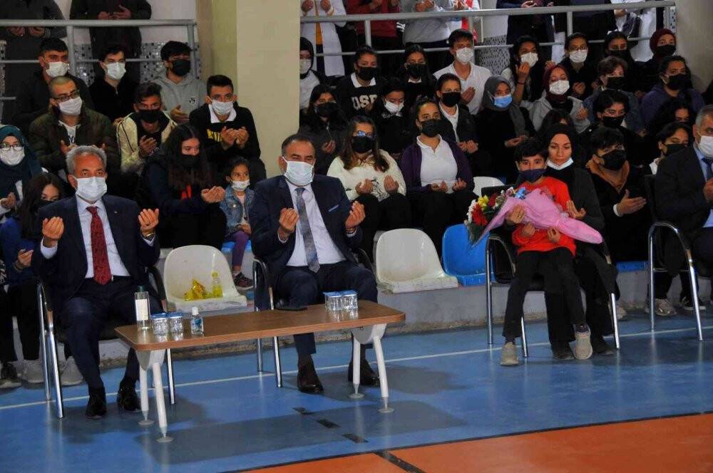 Vefat eden öğretmenin ismi spor salonunda yaşatılacak