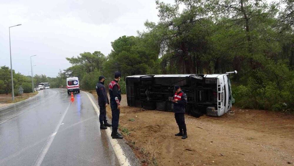 Antalya’da tur midibüsü devrildi: 7’si Rus, 8 yaralı