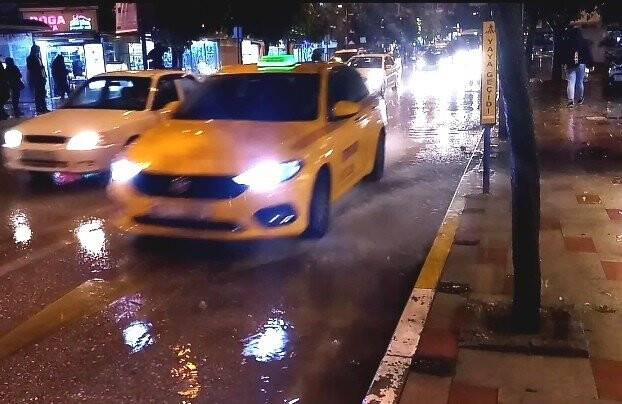 Bandırma’da sağanak yağış etkili oldu