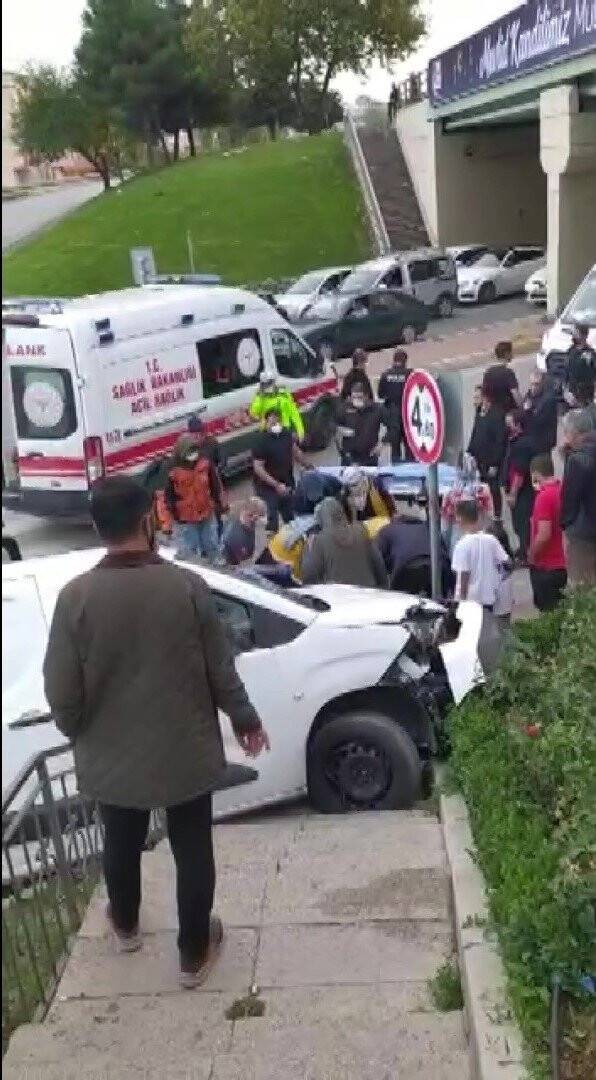 Çekmeköy’de ticari aracın kaldırımdaki 3 kişiye çarpma anı kamerada