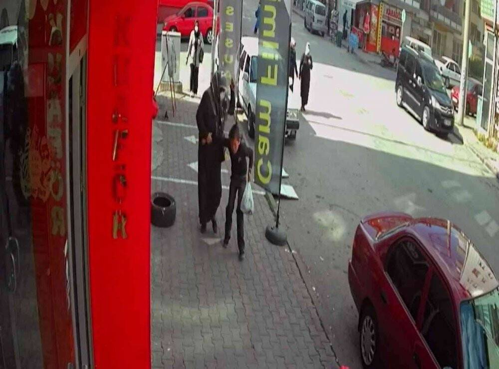 Çocuğa telefon dayağı güvenlik kamerasında