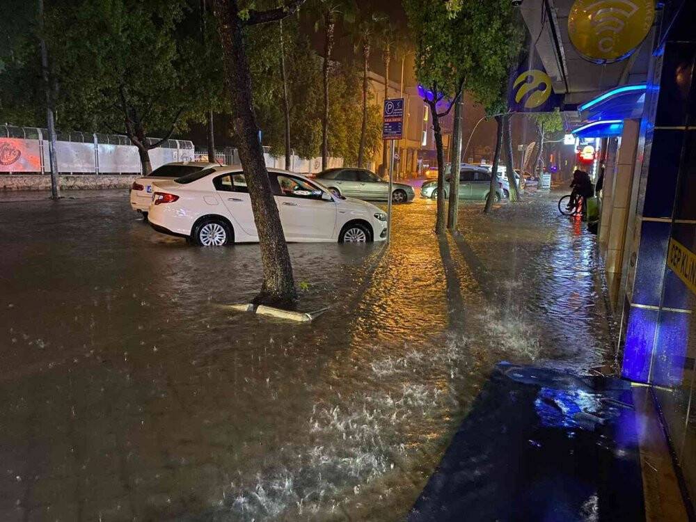 Fethiye’de sağanak yağış etkili oldu
