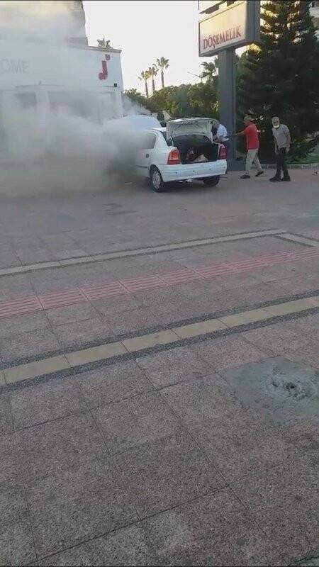 Yanan otomobil panik oluşturdu