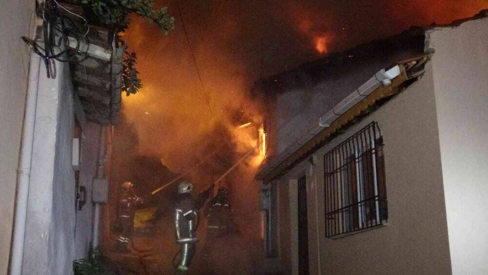 2 katlı bina alev alev yandı