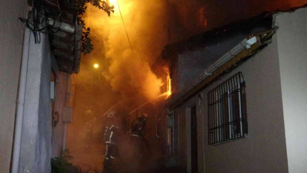 2 katlı bina alev alev yandı