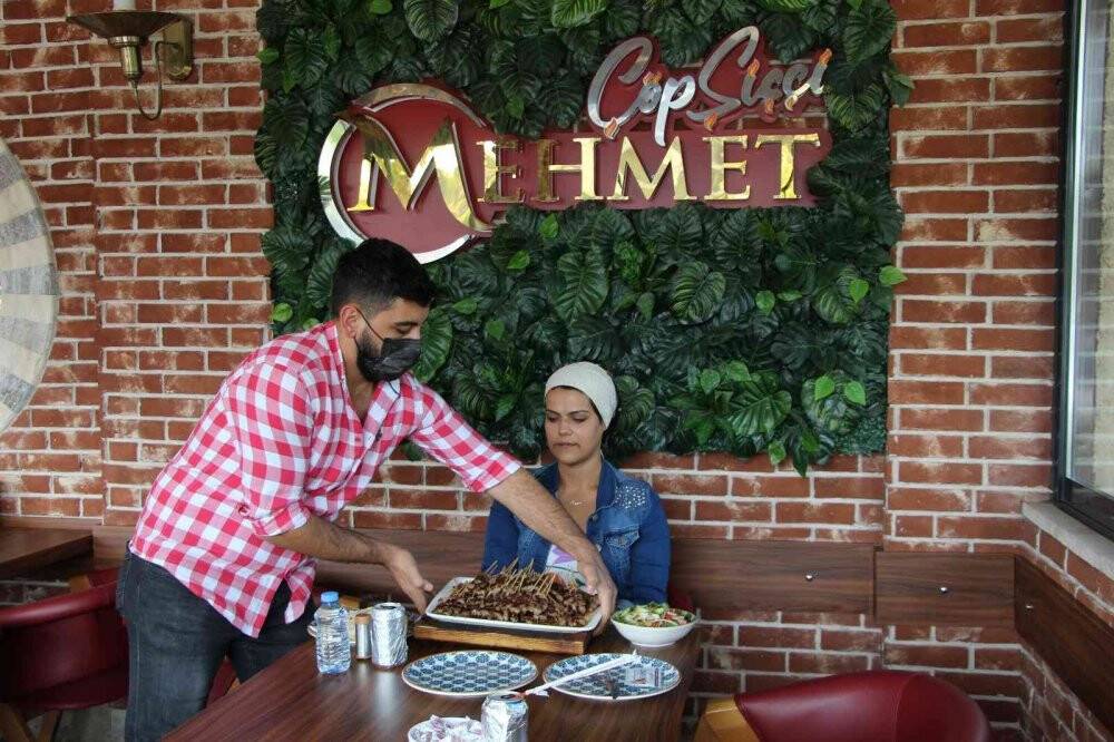 37 dakikada 247 adet çöp şiş yiyerek rekor kırdı
