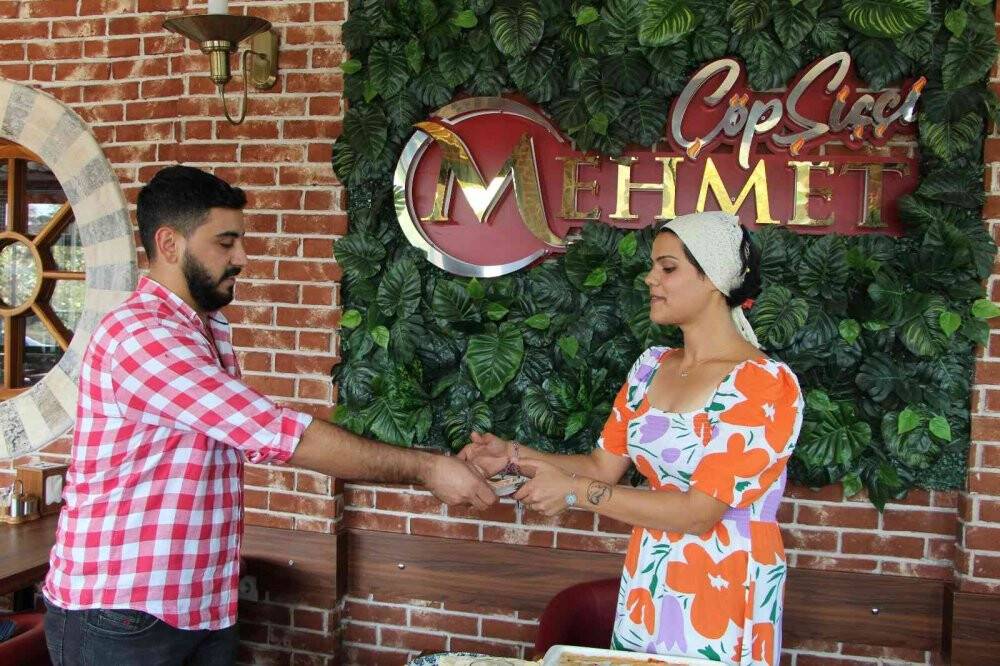 37 dakikada 247 adet çöp şiş yiyerek rekor kırdı