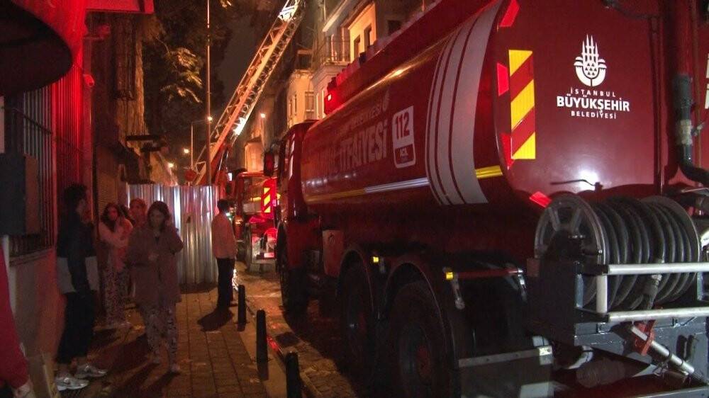 4 katlı bina alev alev yandı