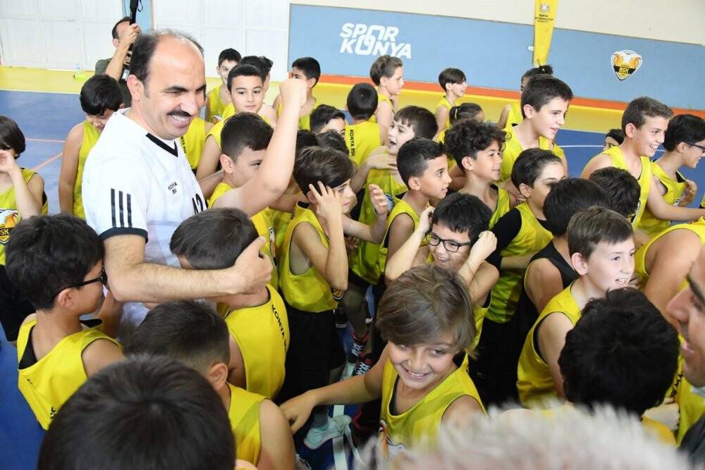 Başkan Altay Büyükşehir Belediyesporlu genç basketbolcularla buluştu