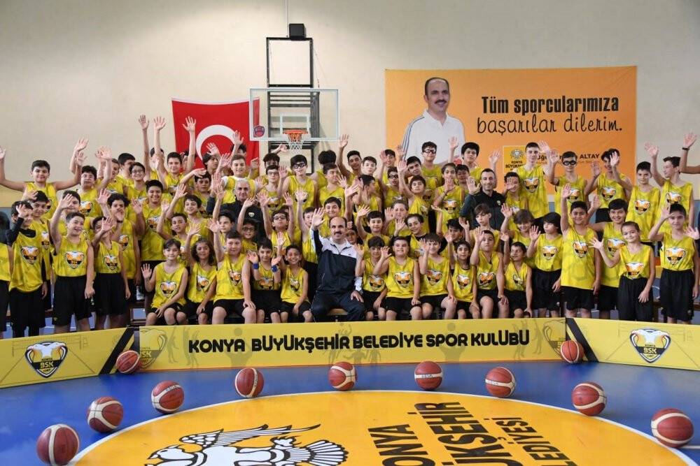 Başkan Altay Büyükşehir Belediyesporlu genç basketbolcularla buluştu