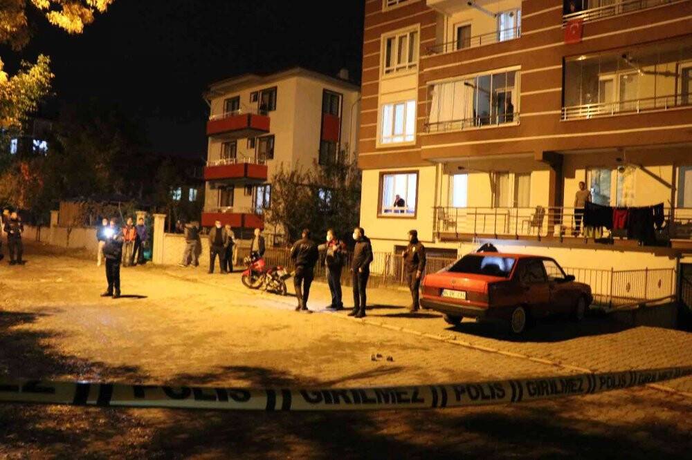 Husumetli olduğu genci ayağından vurdu