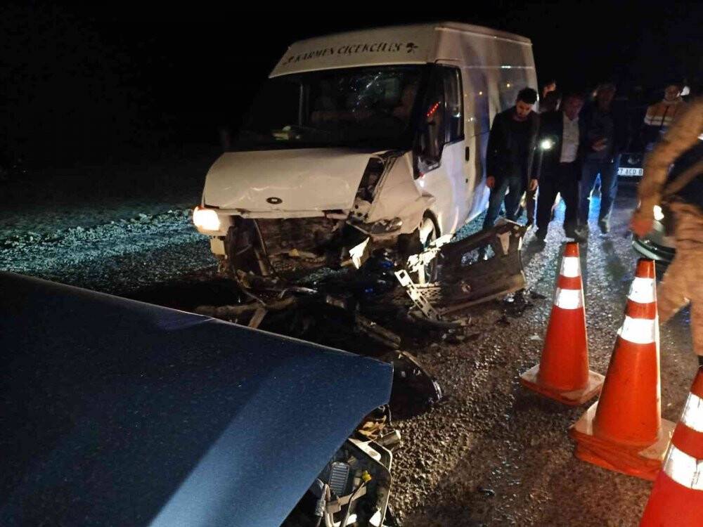 İki araç çarpıştı: 4 yaralı