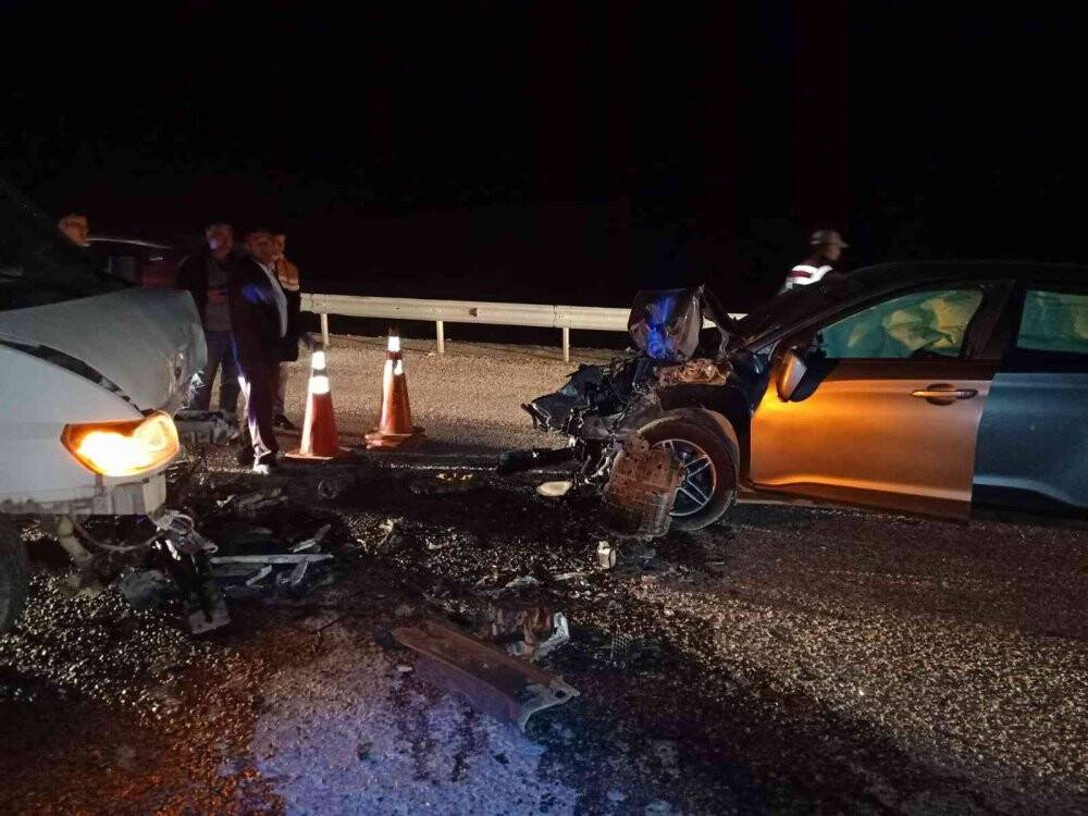 İki araç çarpıştı: 4 yaralı