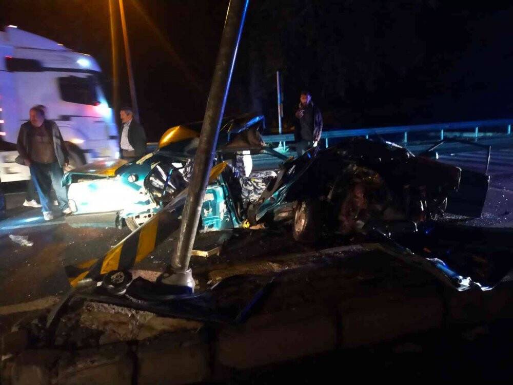 Kamyon ile çarpışan otomobil hurda yığınına döndü: 2 ağır yaralı