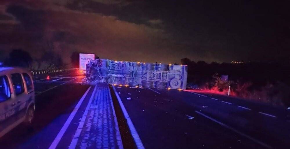 Kamyon ile çarpışan otomobil hurda yığınına döndü: 2 ağır yaralı