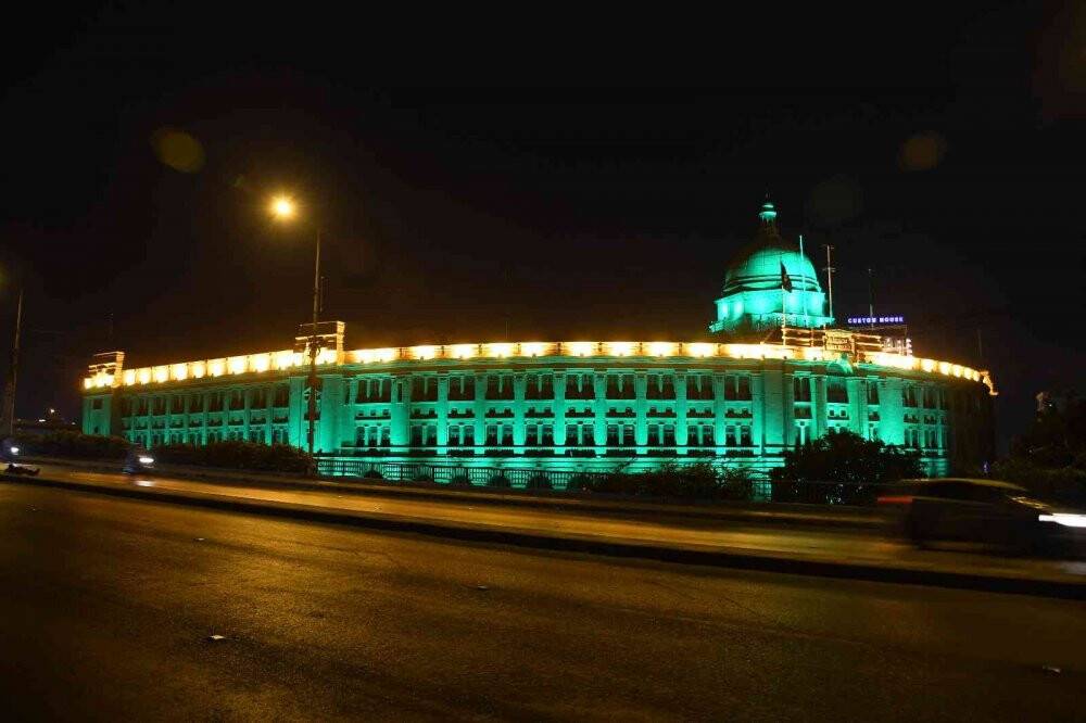 Pakistan’da Mevlid Kandili için sokaklar ve binalar ışıklandırıldı