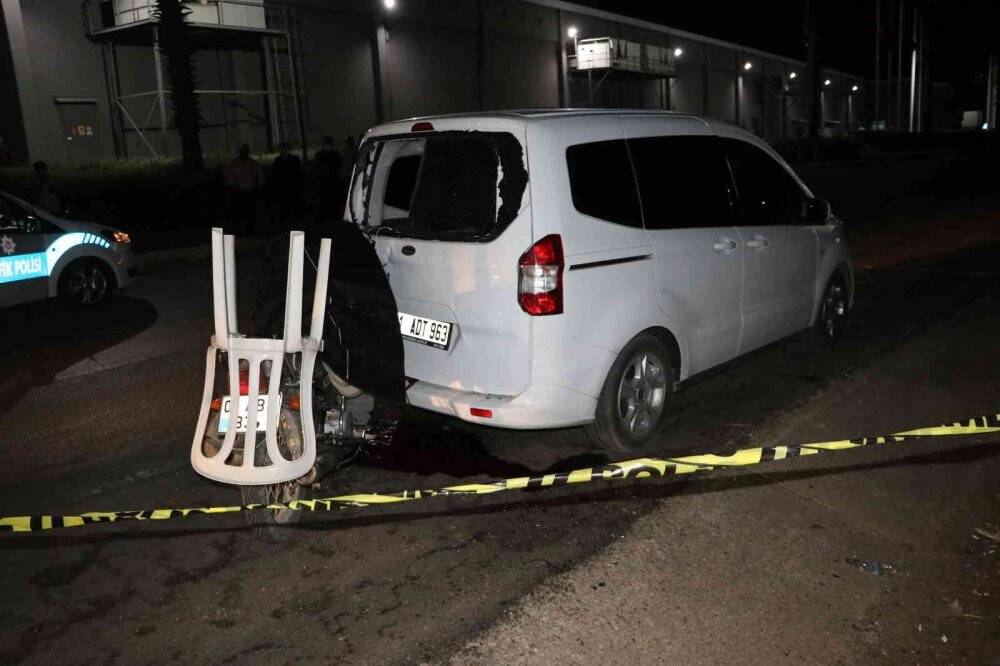 Park halindeki araca çarpan motosikletli hayatını kaybetti