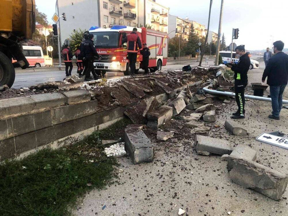 Tır karşı şeride geçti: 1 yaralı