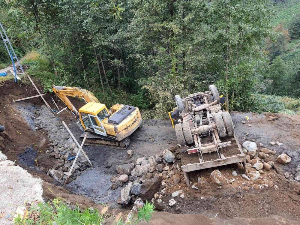 Yük boşaltmak için manevra yapan kamyonet devrildi: 1 yaralı